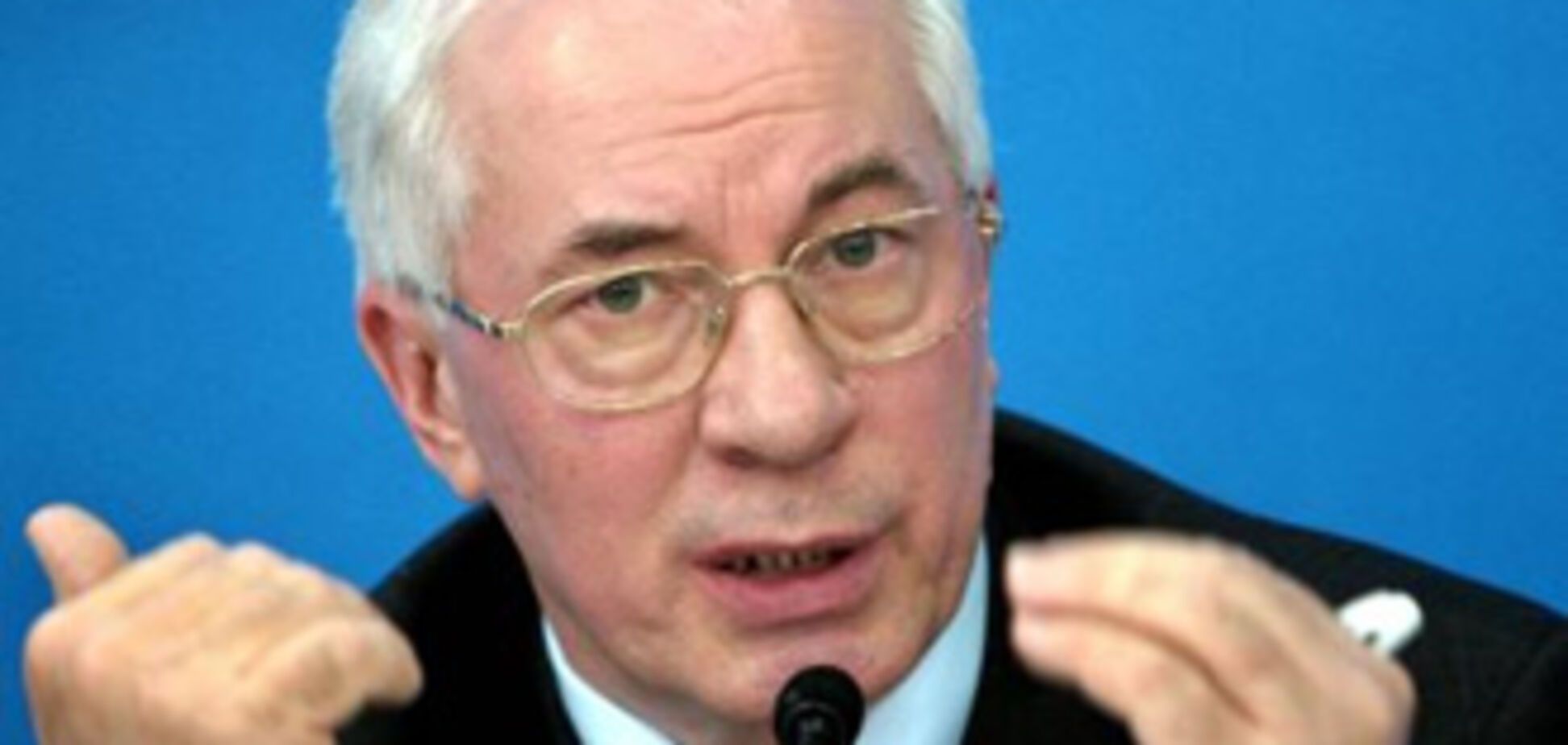 Азаров заверяет, что не берет взяток