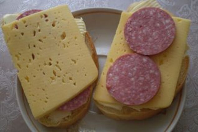 Преподаватель брал взятки чаем, сыром и колбасой