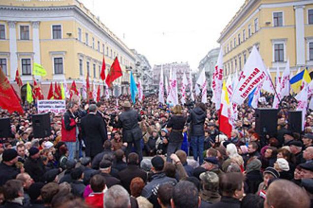 Ректоры одесских ВУЗов провели митинг в поддержку Табачника