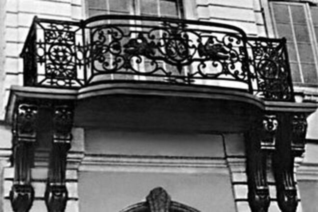 Чотирирічна дівчинка вижила, впавши з четвертого поверху