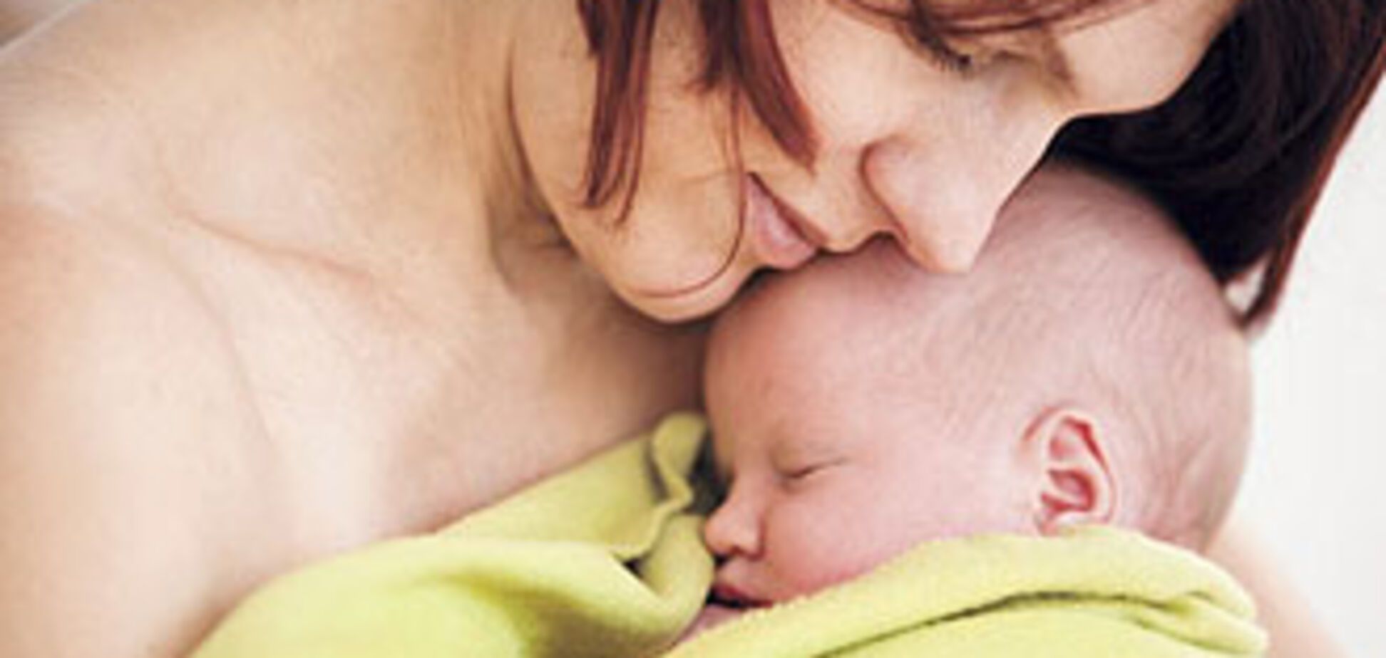 Янукович присвоил звание 'Мать-героиня' 39 женщинам