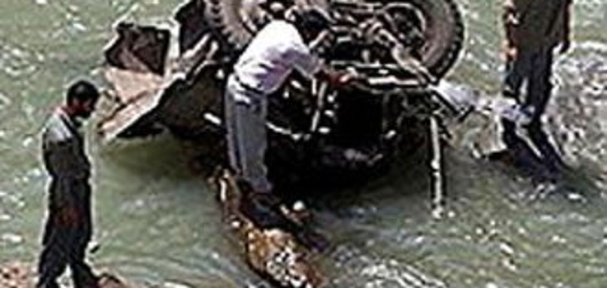 Автобус рухнул в озеро со стометровой высоты