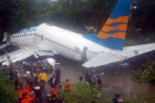 «Боинг» рухнул в реку и развалился на части. ФОТО