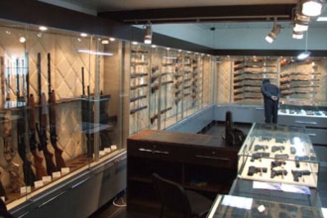 Украинцам могут разрешить свободно покупать травматику