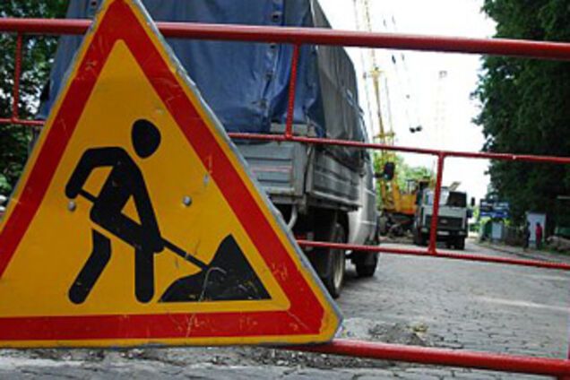 Миллионы долларов 'закатывают' в асфальт