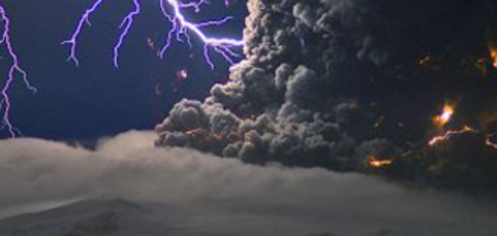 Исландский вулкан извергается с новой силой. ВИДЕО, ФОТО