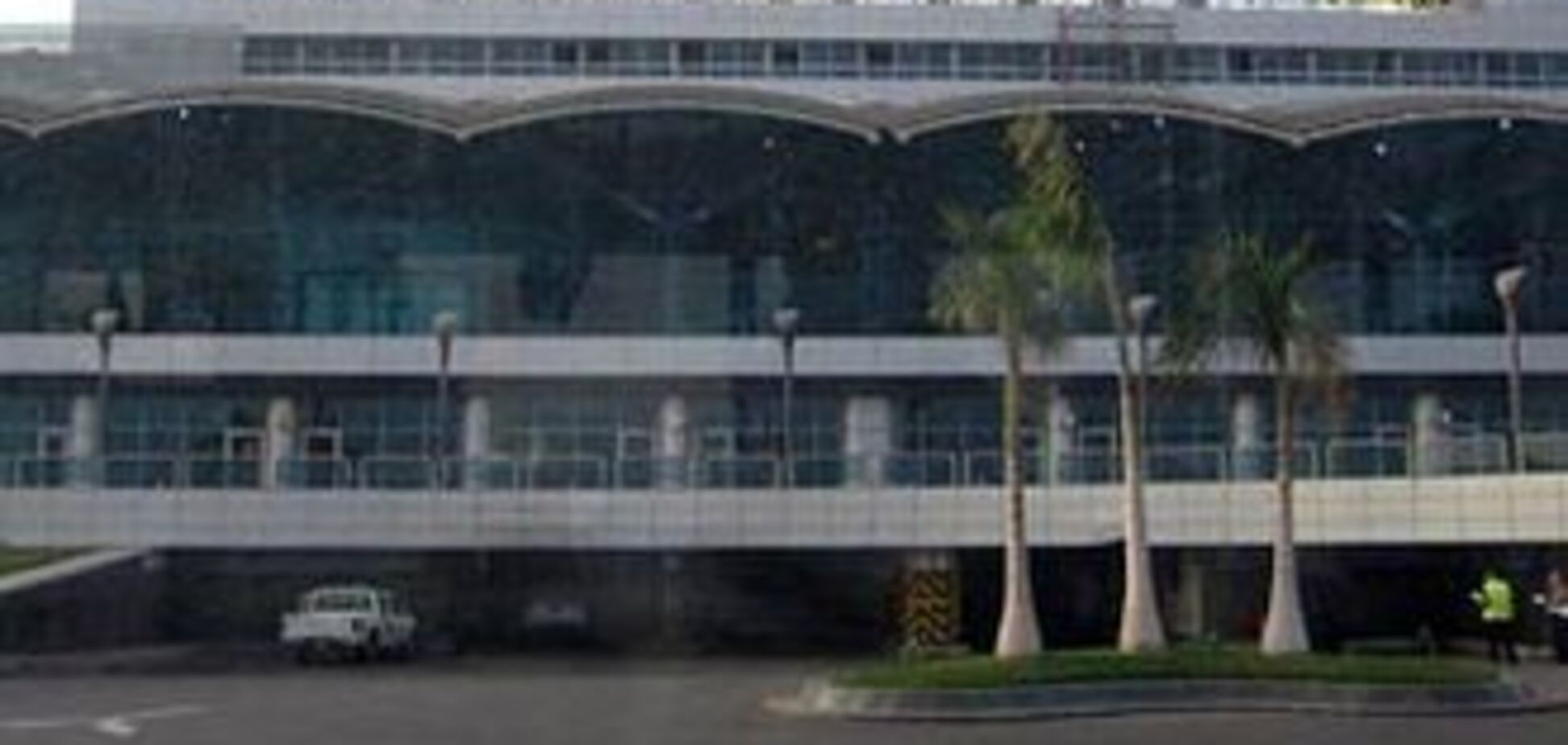 Пассажирский лайнер врезался в мачту освещения