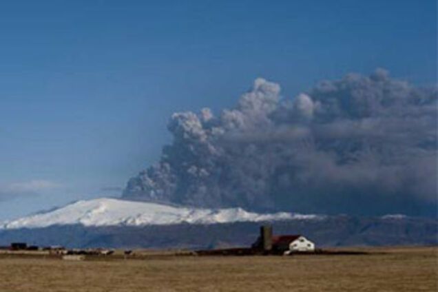 Вулкан Эйяфьятлайокудль бьет рекорды активности. ФОТО