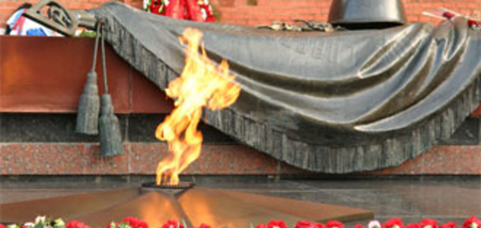 'Вечный огонь' мемориала пытались погасить портвейном