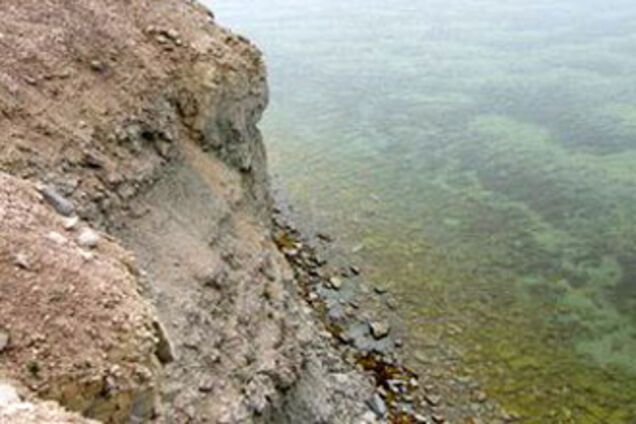 У Криму автомобіль з людьми впав в обрив