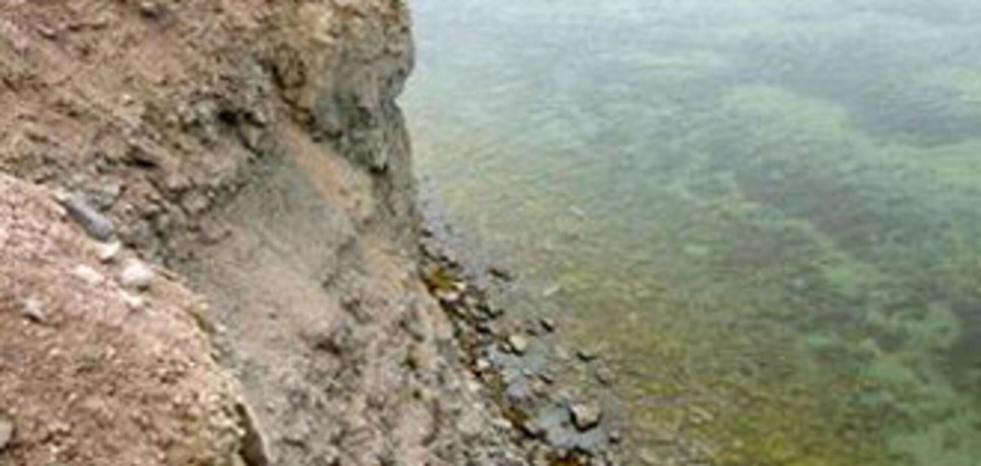 У Криму автомобіль з людьми впав в обрив