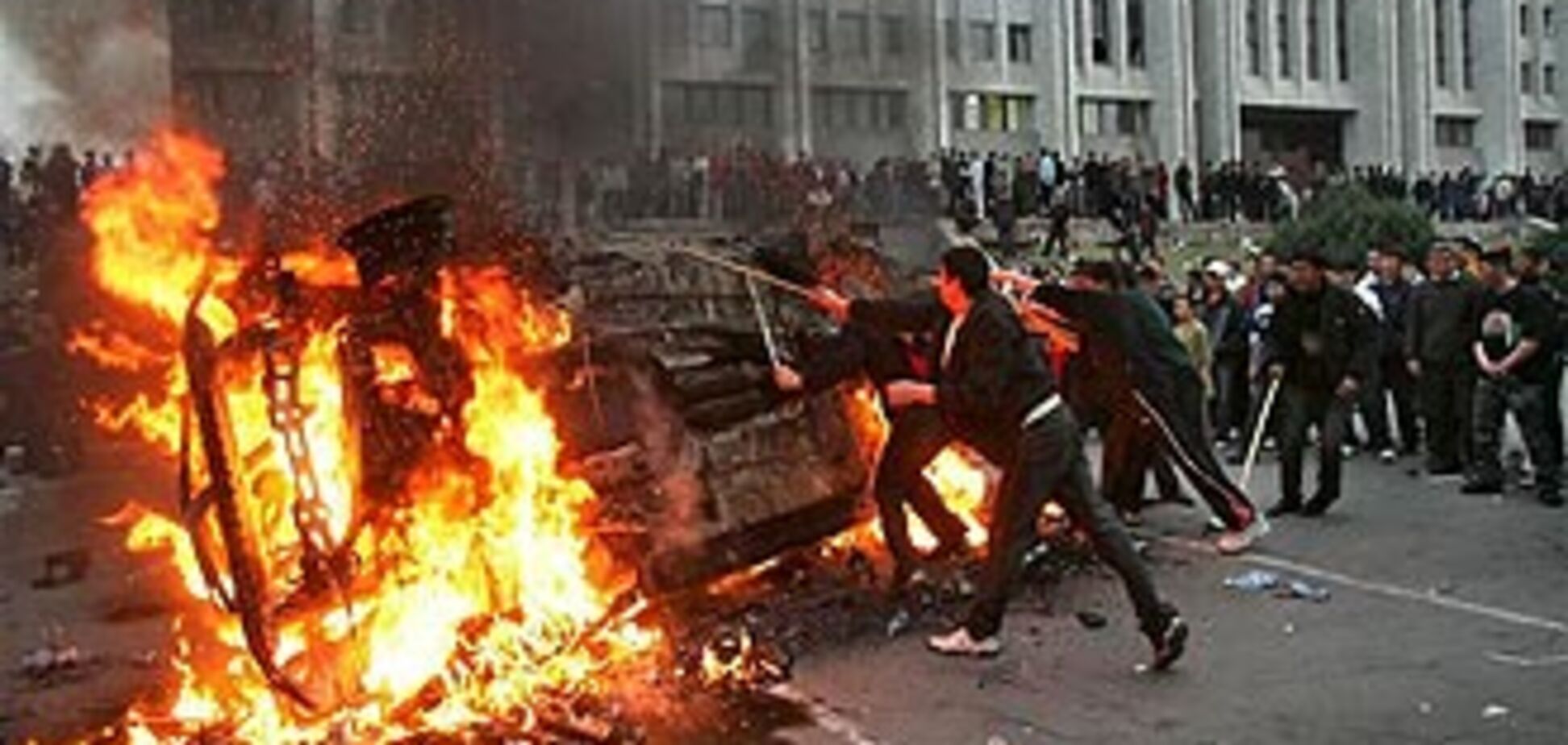 В Кыргыстане подписан указ о введении в стране чрезвычайного положения