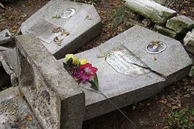 Мужчина расписал могилу тещи ненормативной лексикой