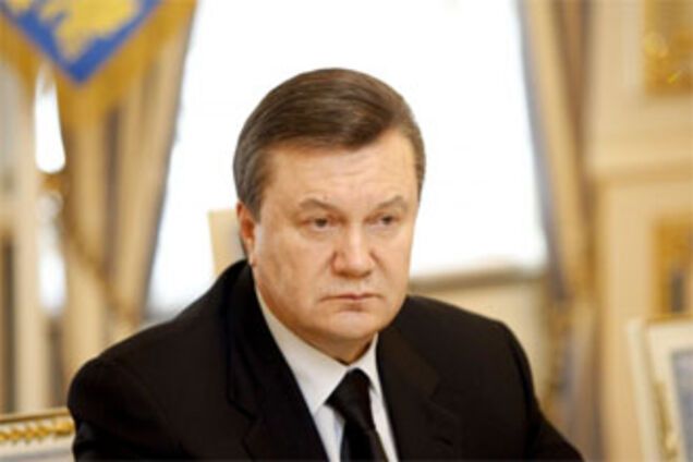 Янукович уволил двух послов