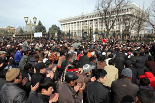 У Киргизії почали ховати жертв заворушень. ФОТО