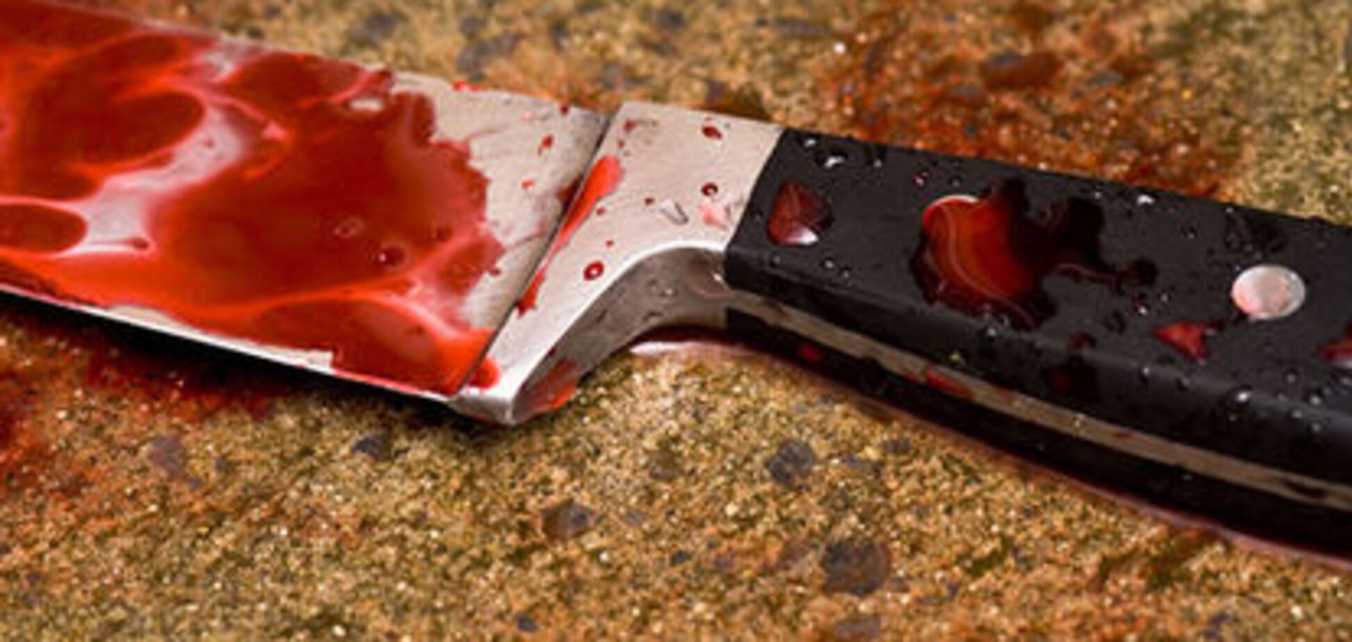 Дружина штрикнула чоловіка ножем за хліб