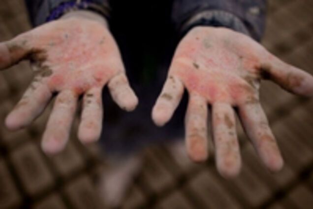 На цегельному заводі в Кабулі працюють діти