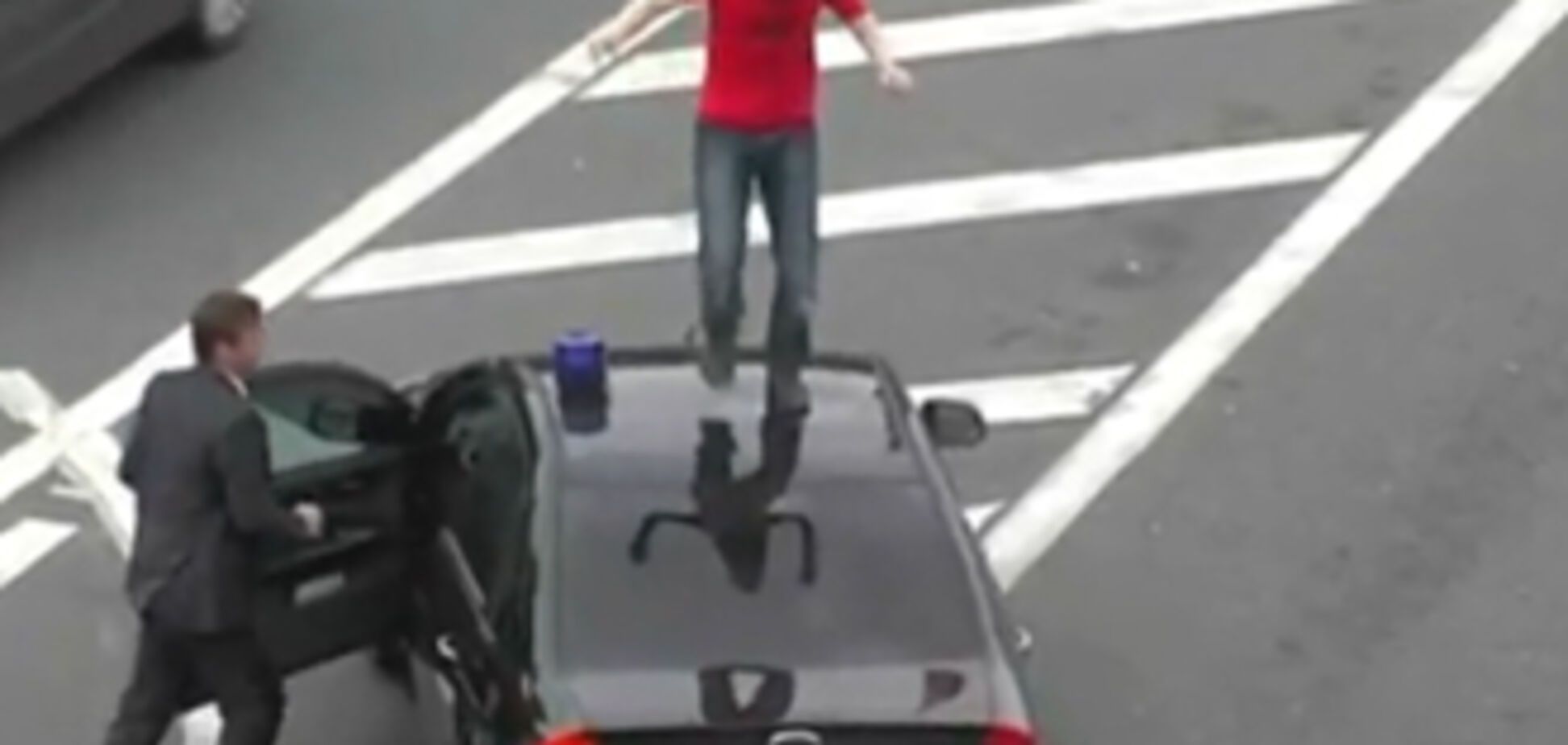 Акція 'Синіх відерець' пройшлася по машині чиновника