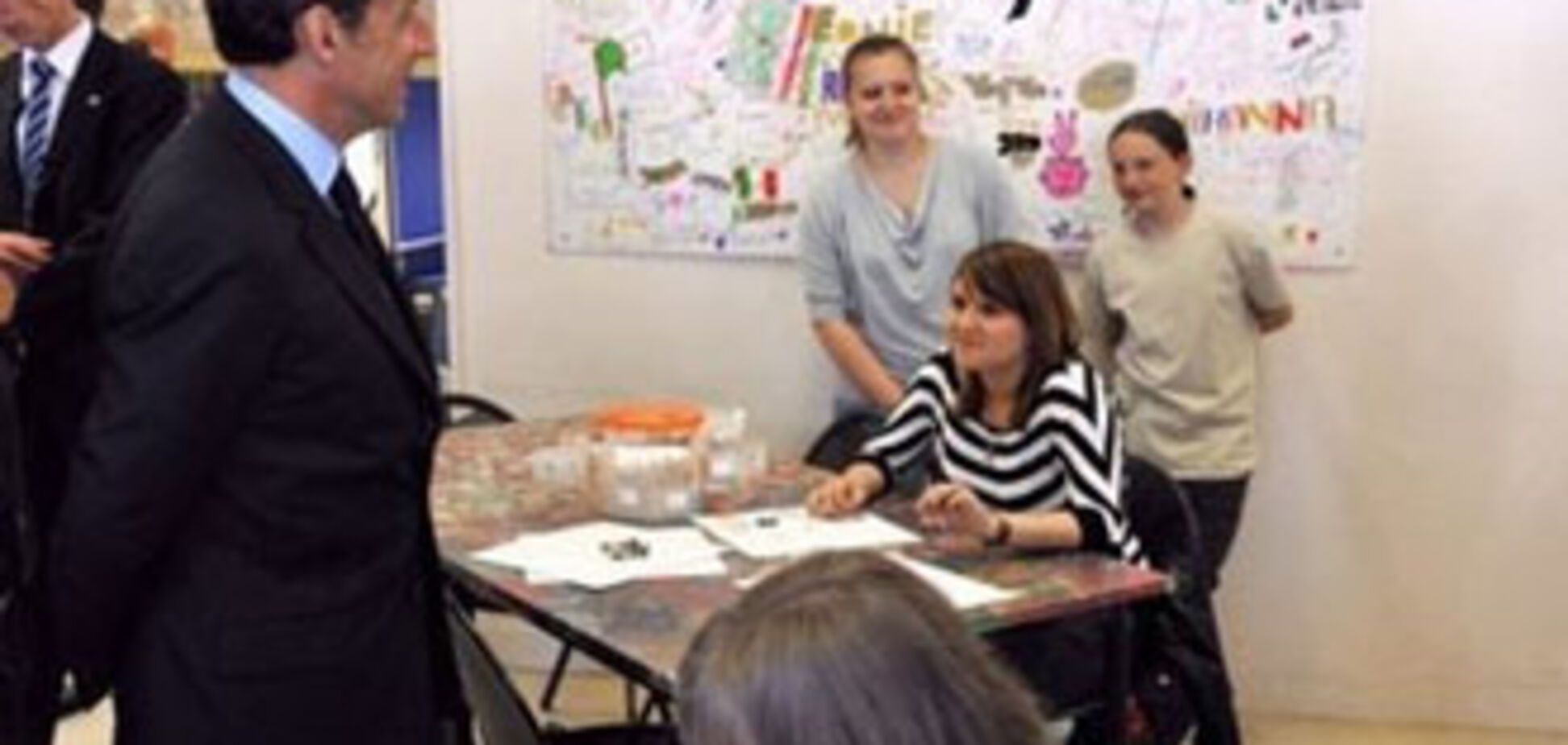 Школьник бросил бутылку с водой в Николя Саркози