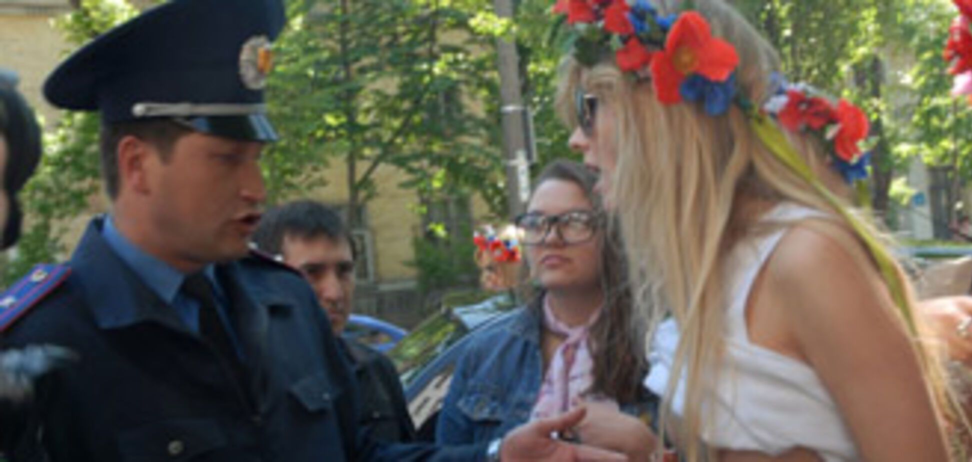 Активисток FEMEN арестовали возле посольства РФ