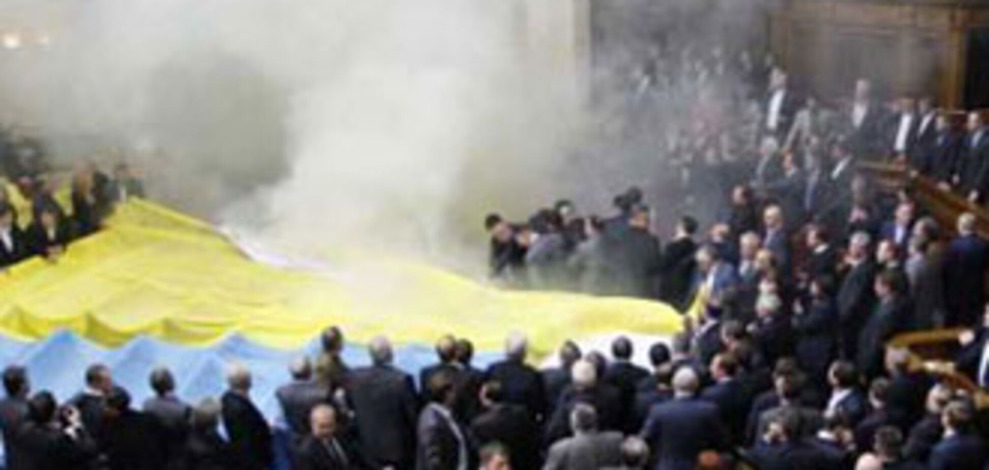 В НУ-НС признали, что дымовые шашки бросал их депутат