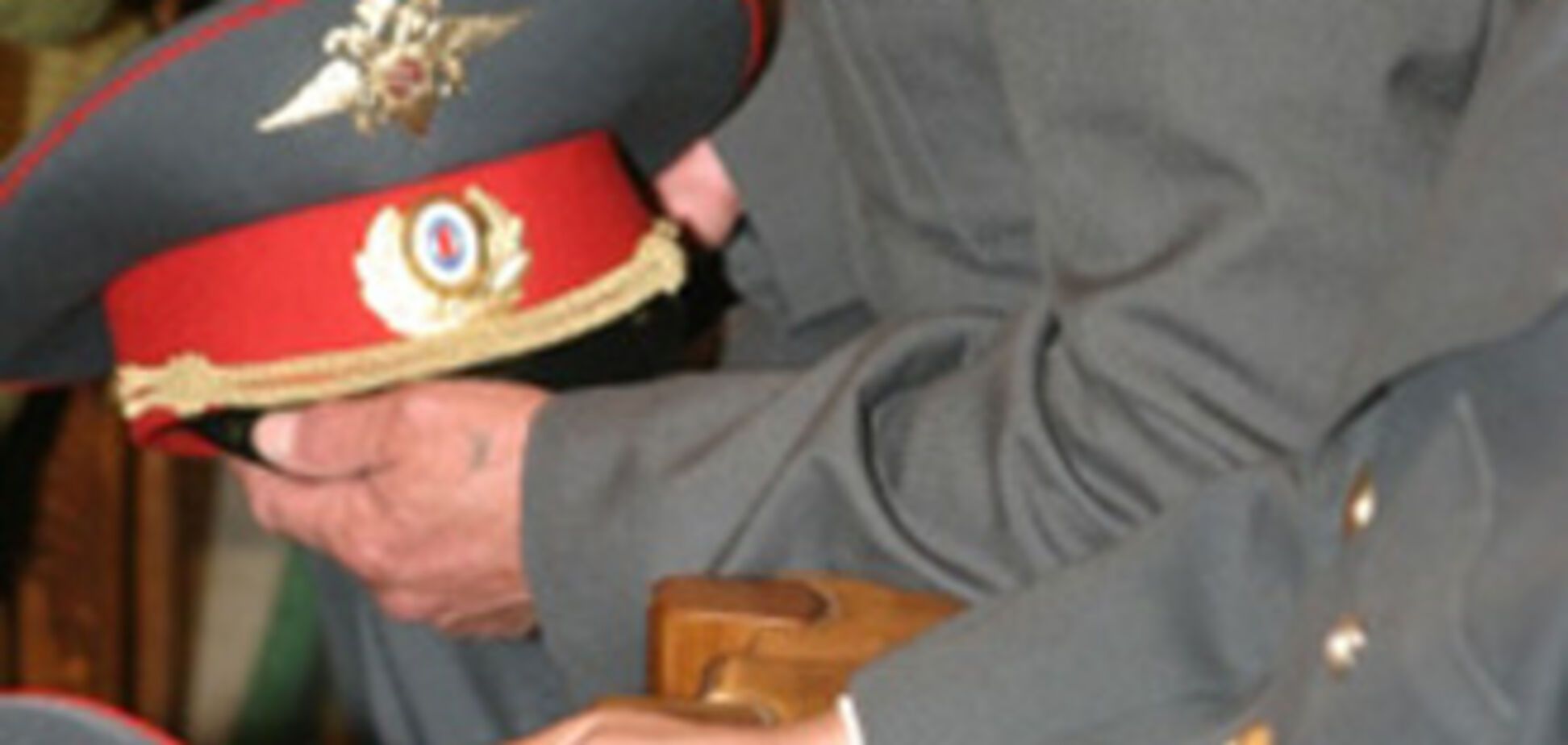 Псевдоміліціонер забирав у школярів мобільні телефони