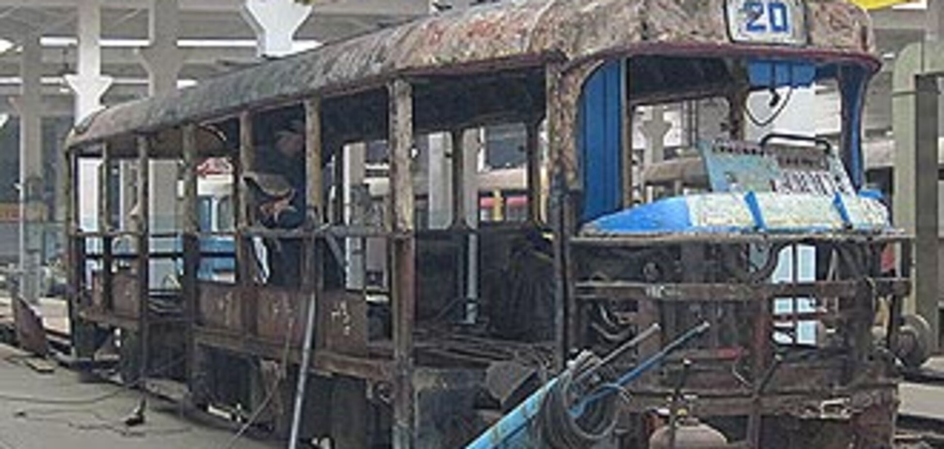 В Харькове горит вагоноремонтный завод