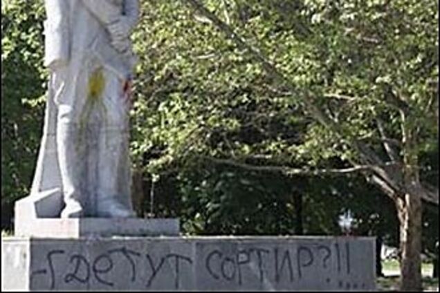 В Запорожье осквернили памятник Дзержинскому