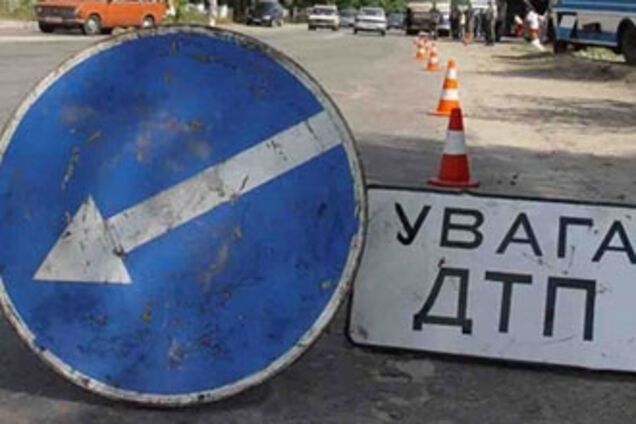 На Львівщині перекинулася автоцистерна з клеєм