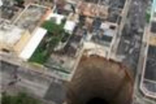 Кілька будинків провалилися під землю в Гватемалі. ФОТО