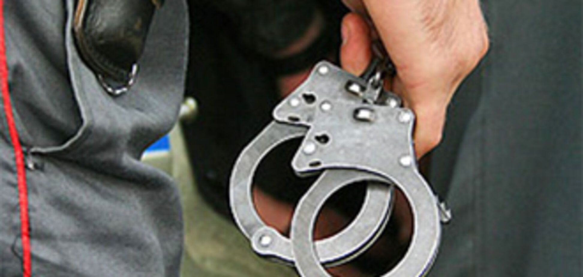 Школьник передумал насиловать, ранил ножом и ограбил девушку