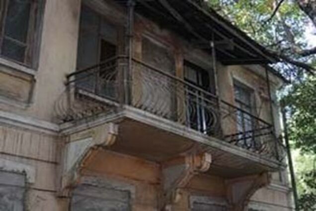 Стена пятиэтажки задавила насмерть строителя-нелегала