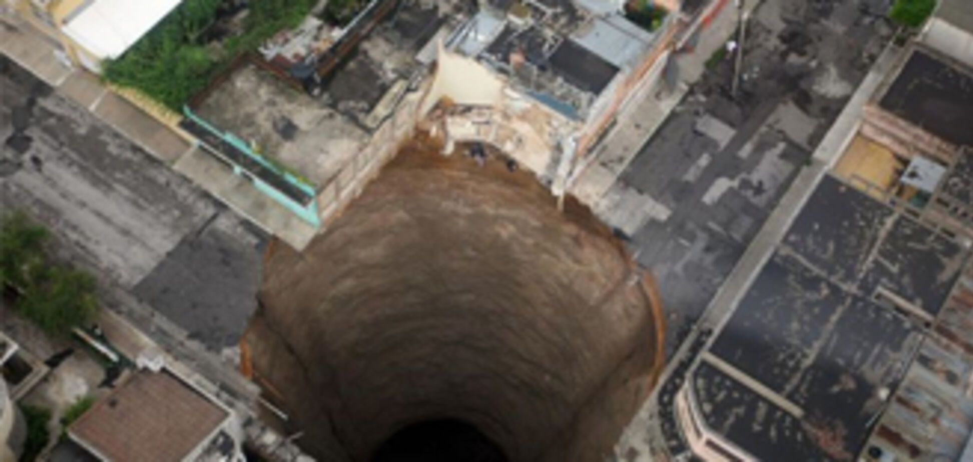 В столице Гватемалы образовалась гигантская воронка