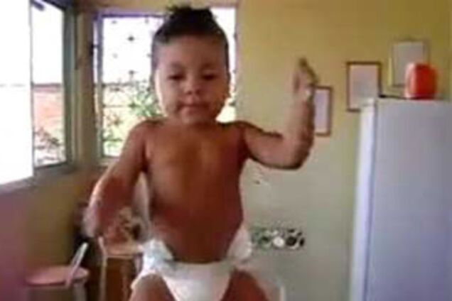 Младенец, танцующий самбу, стал хитом на YouTube. ВИДЕО