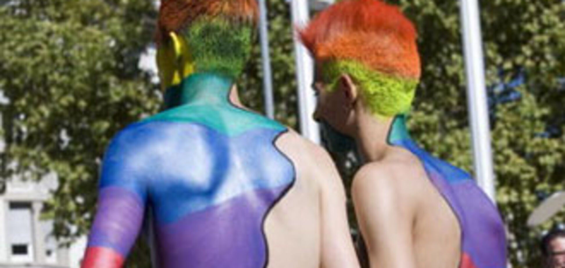 ВИЧ-инфицированный гомосексуалист перекусал гей-парад