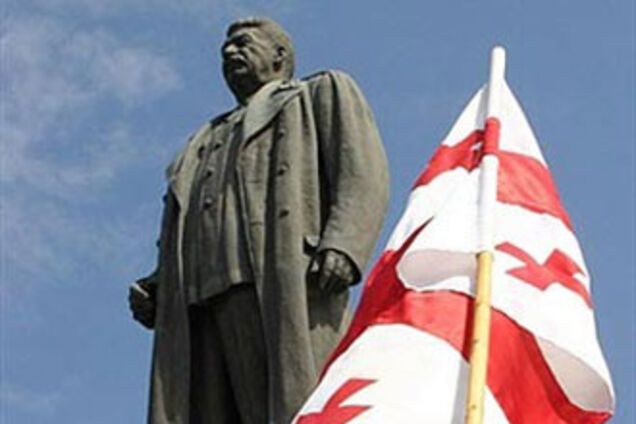 Грузия снесла памятник Сталину в его родном Гори