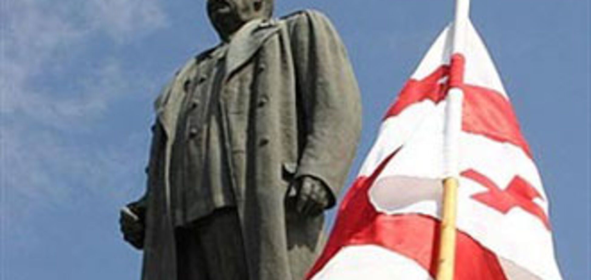 Грузия снесла памятник Сталину в его родном Гори