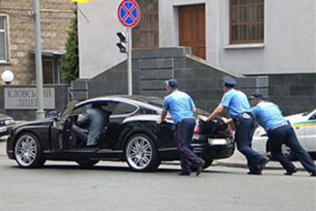 Нардеп на Bentley влетел в ДТП в центре Киева. ФОТО