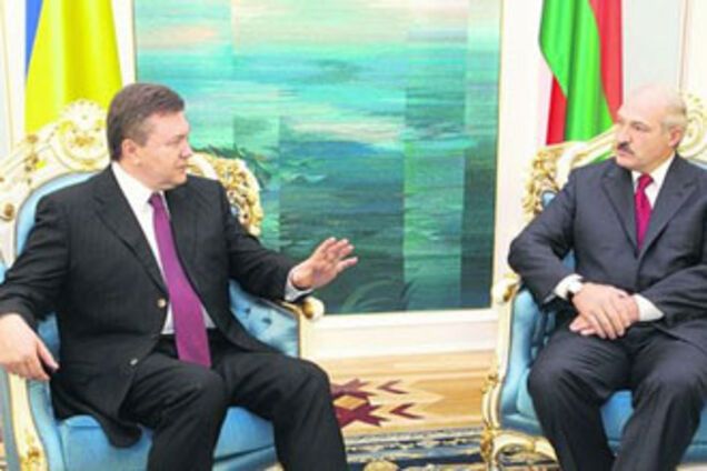 Лукашенко вимагає у Януковича грошей за держкордон