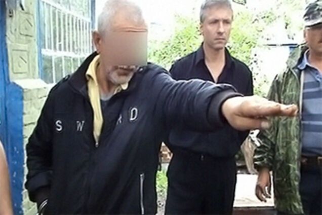 Маньяк хоронил жертв у себя дома