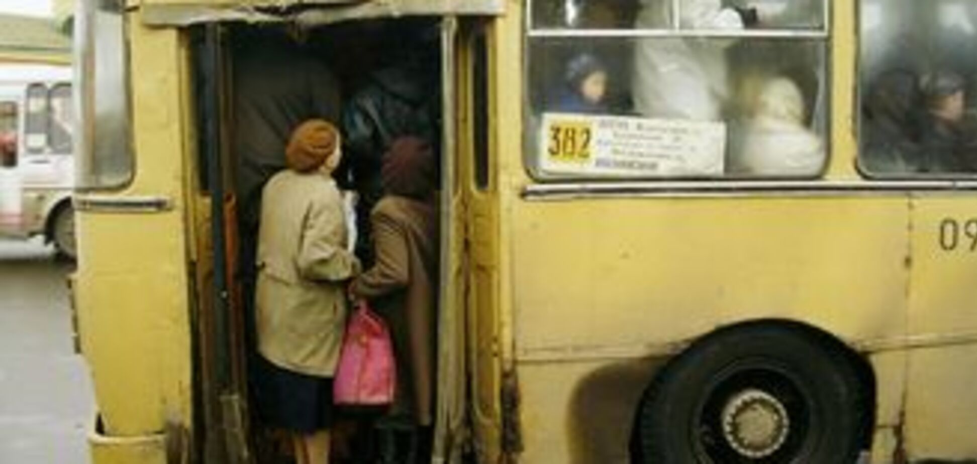 Маршрутка збила бабусю з трирічним онуком