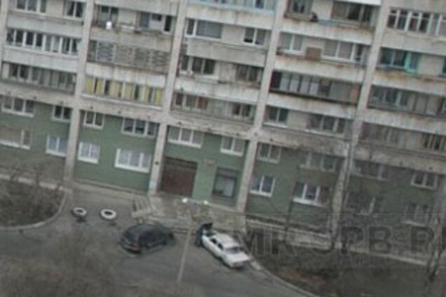 Мати з двома дітьми викинулася з балкона 8 поверху