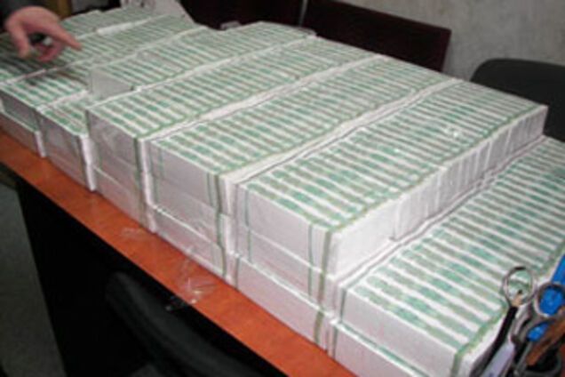 В автобусі знайшли 270 тисяч акцизних марок горілчаної продукції