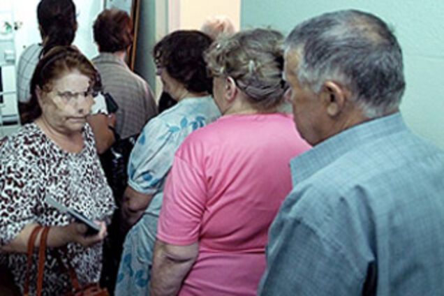 Пенсионер умер в очереди, так и не заплатив за свет