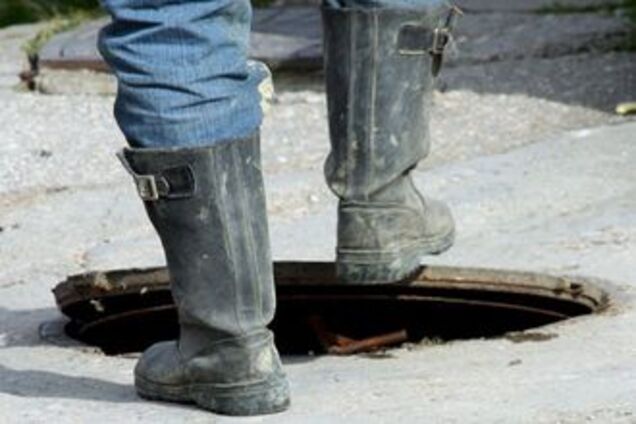 Рятувальники витягли з каналізації п'яну жінку