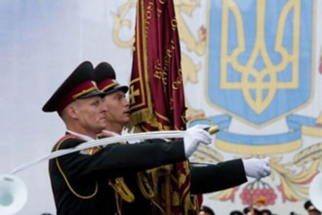 Янукович наобещал армии на 10 млрд гривен