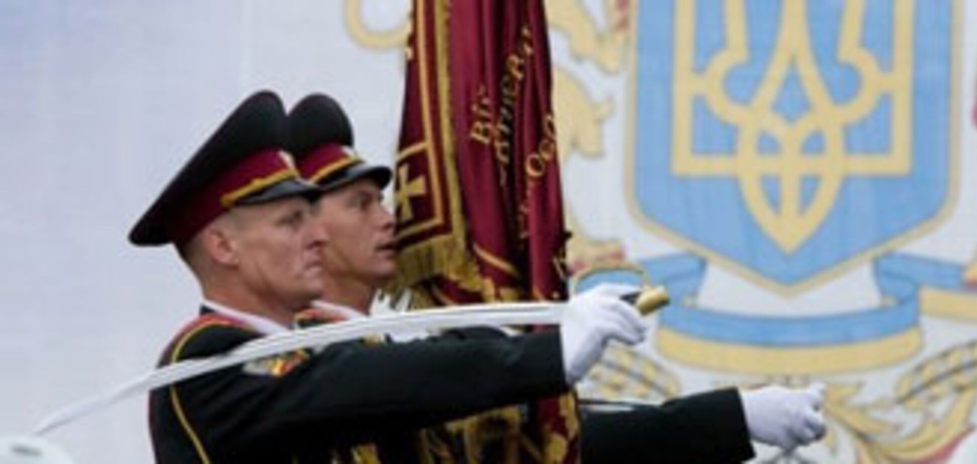 Янукович наобещал армии на 10 млрд гривен