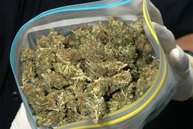 Під час обшуку наркоторговка намагалася з'їсти гроші