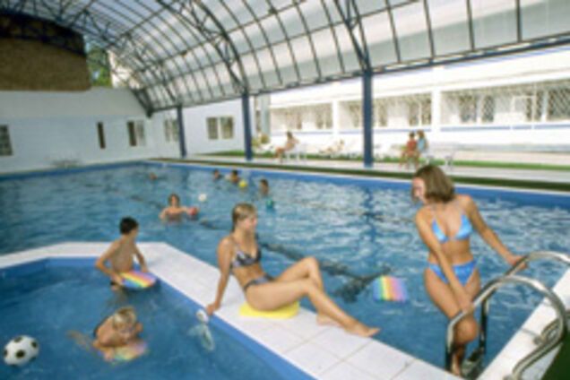 Отдыхающих австрийцев просят не глотать воду из бассейна