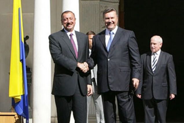 Новый конфуз Януковича - фото на фоне перевернутого флага